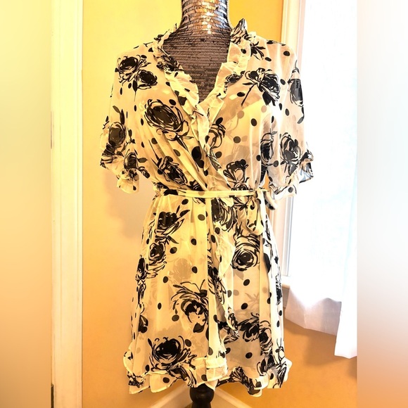 IN BLOOM Black and White Floral Robe and Nightie Set | Size Large - Picture 2 of 14